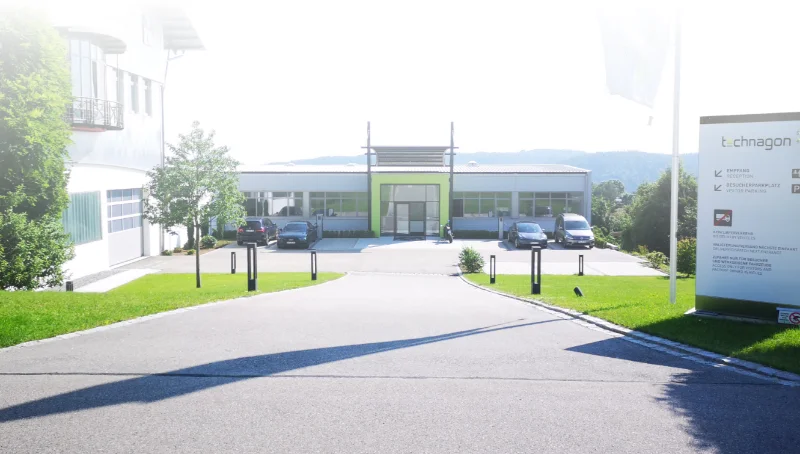 Blick auf die Technagon Headquarters bei blauem Himmel.